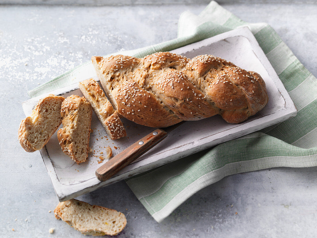 Sugar-free plaited bread sweeten with stevia