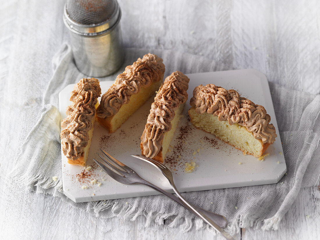 Biskuitschnitten mit Kaffeesahne