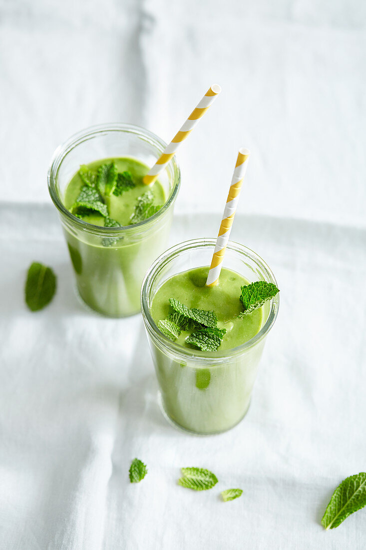 Wheatgrass smoothie with pear, apple, avocado, lamb's lettuce and coconut