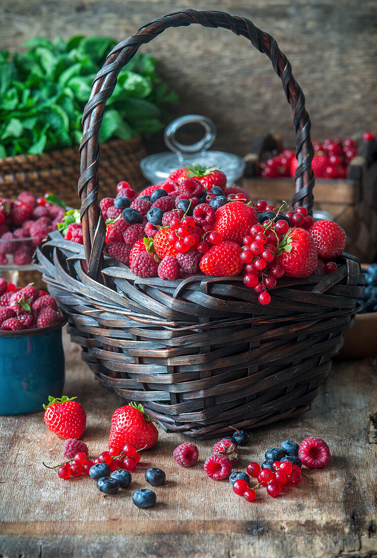 Frische Beeren im Korb