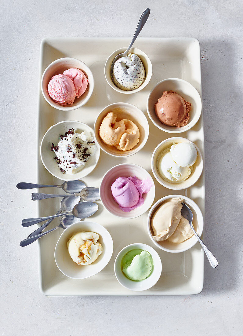 Verschiedene Sorten Frozen Joghurt in Schälchen