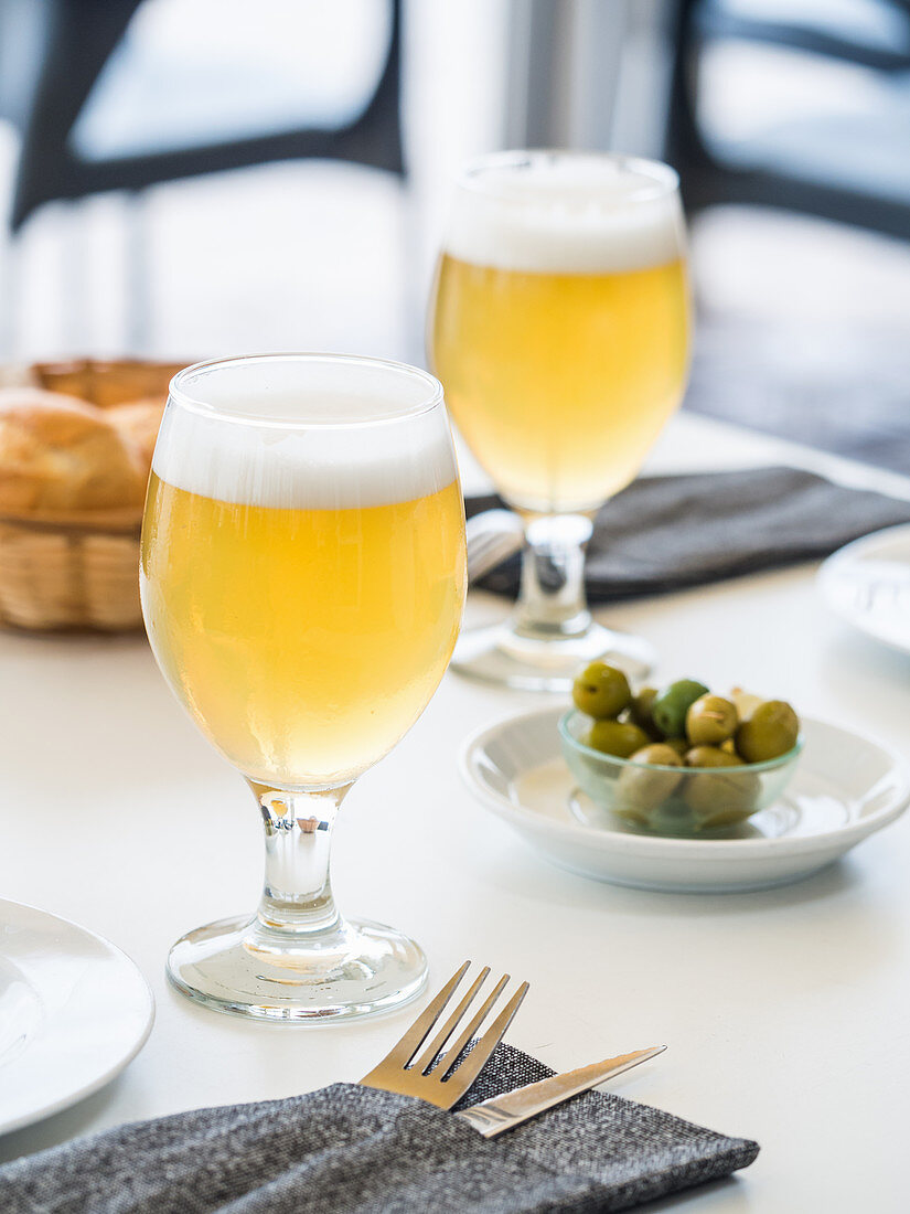 Zwei Gläser Clara (Zitronenbier, Spanien) im Restaurant