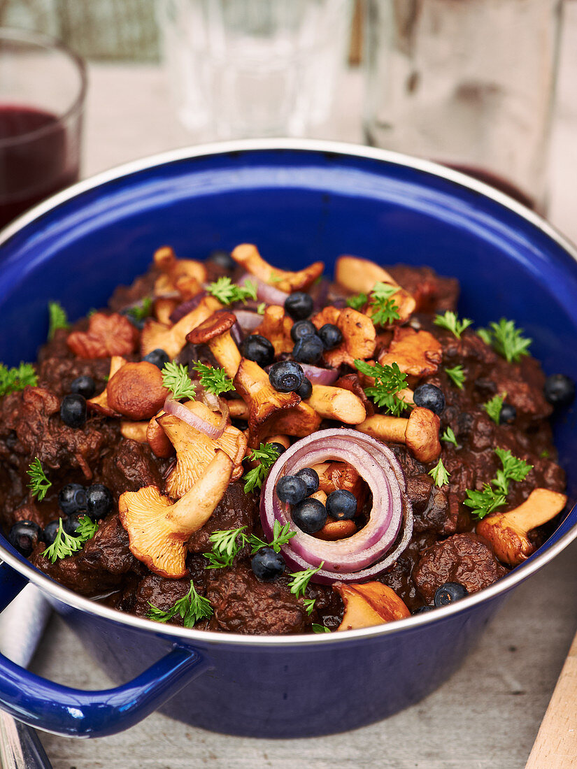 Rindergulasch mit Heidelbeeren und Pfifferlingen