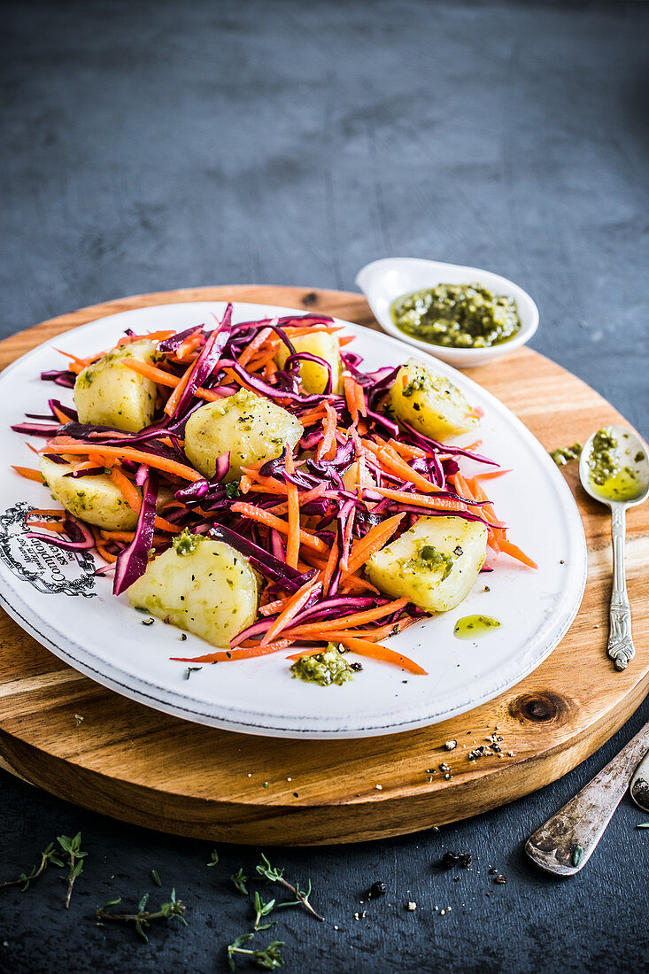 Rotkohl-Kartoffel-Salat mit Pesto