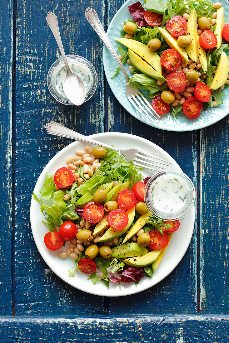 weiße Bohnen, Avocado und Tomatensalat mit Oliven