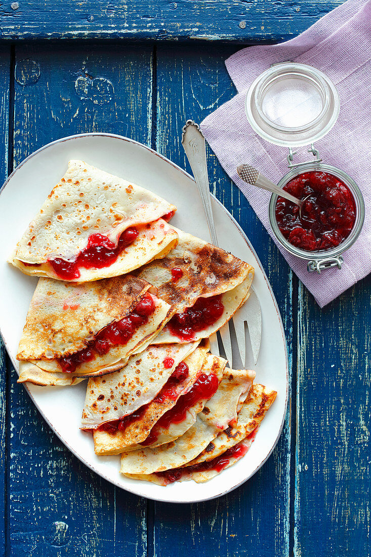 Pfannkuchen mit Kirschmarmelade