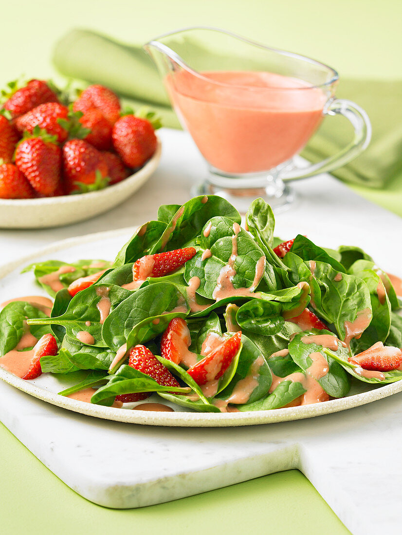 Spinatsalat mit Erdbeer-Balsamico-Dressing