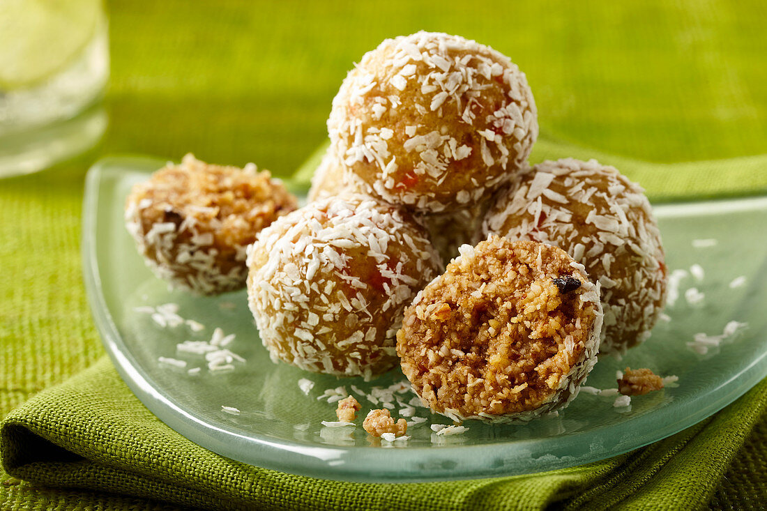 Vegane Karottenbällchen mit Kokosraspeln