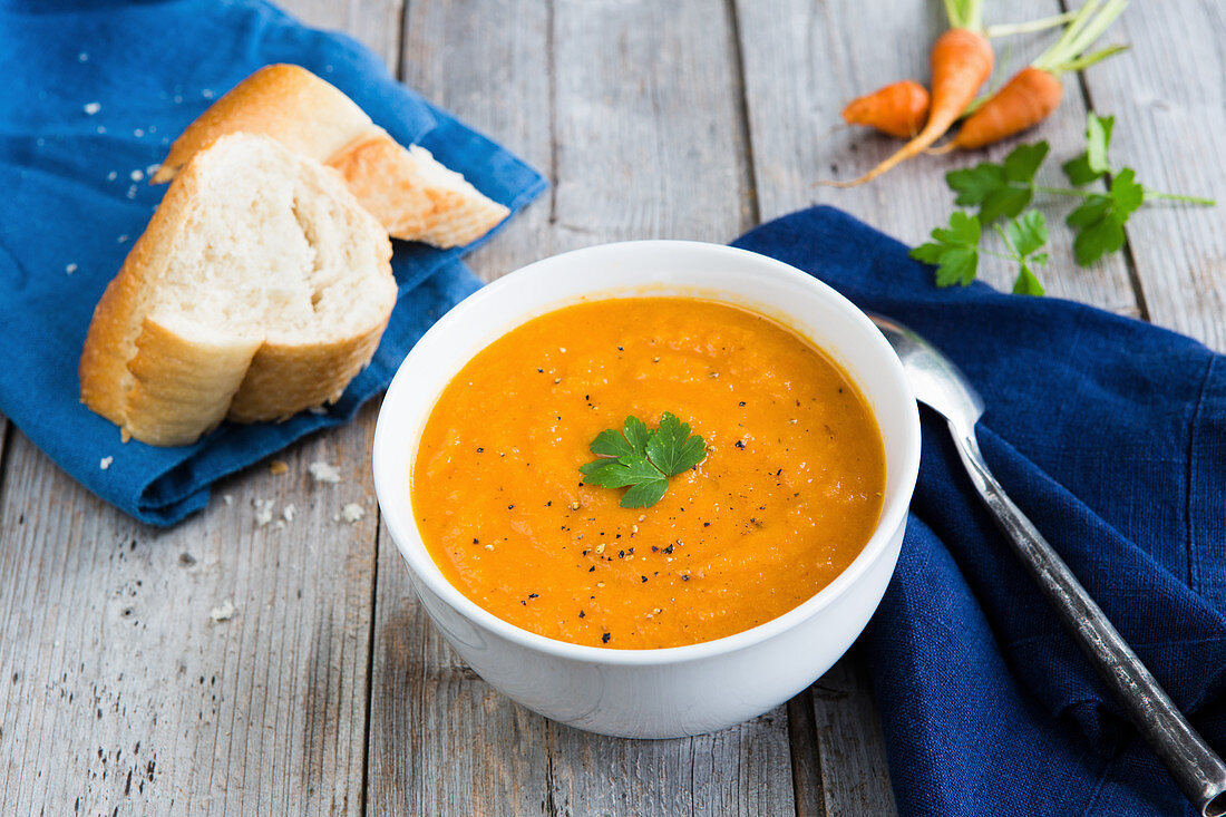 Paprika-Karotten-Suppe mit Kreuzkümmel, Petersilie und Baguette