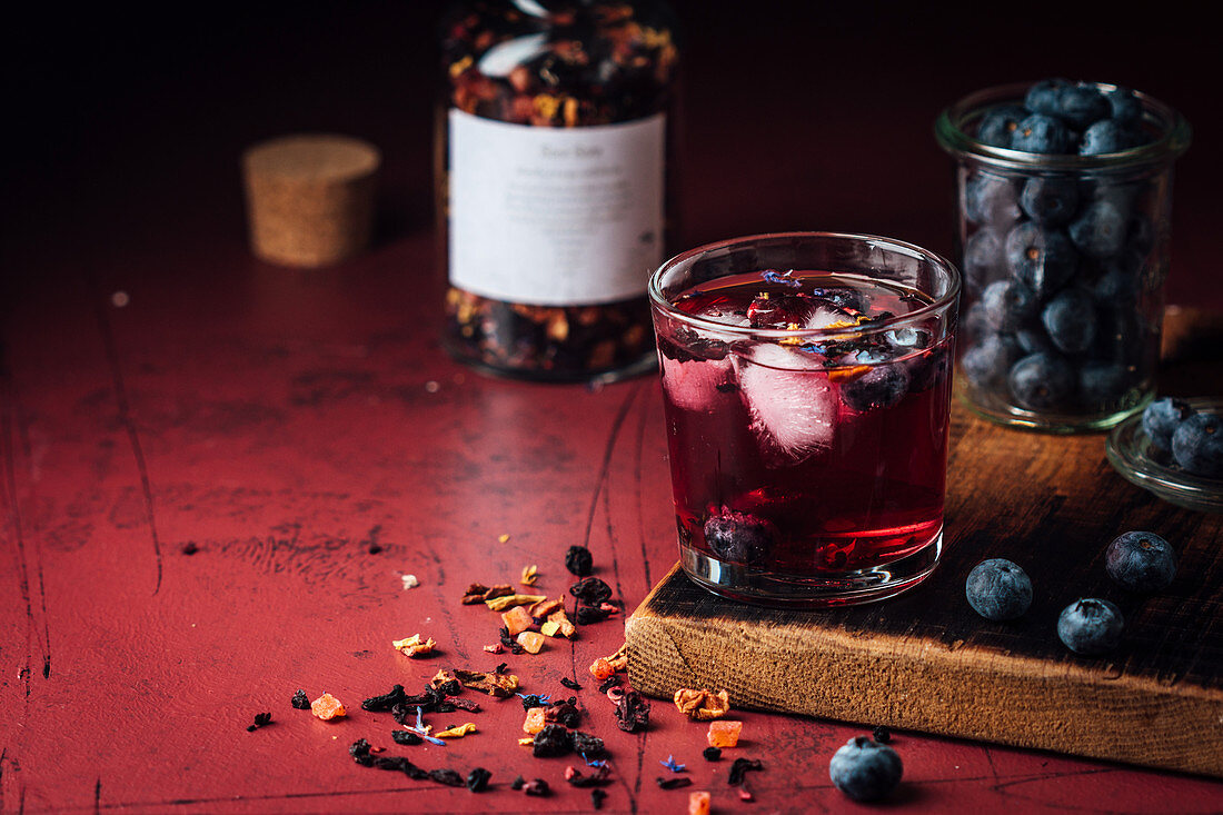 Cocktail mit Beeren und Tee