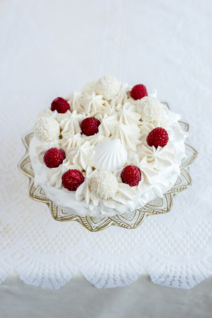 A pavlova with coconut pralines and raspberries for Christmas (first layer)