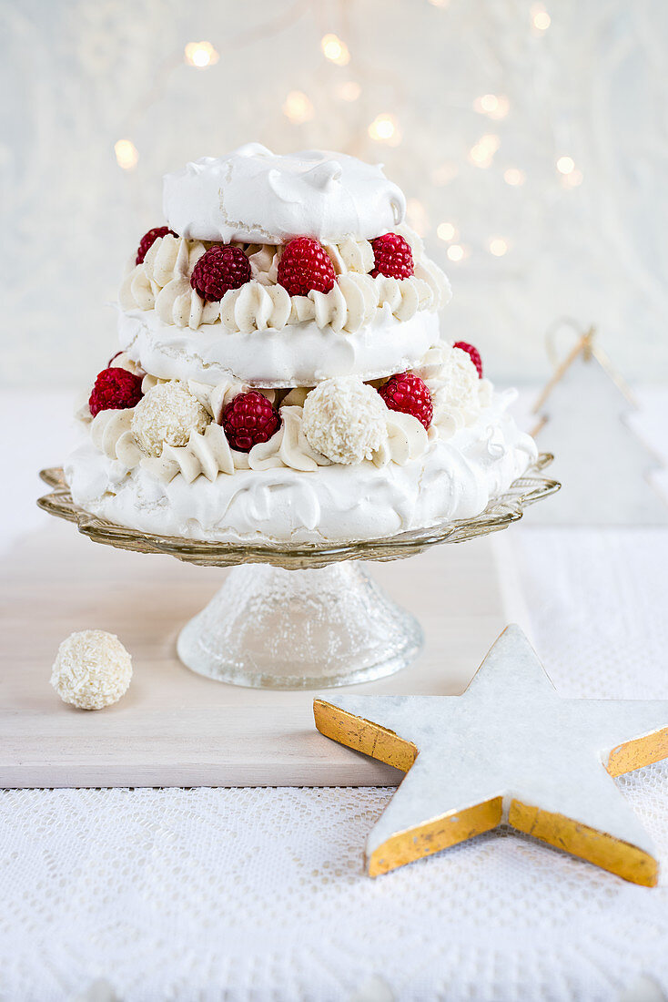 A pavlova with coconut pralines and raspberries for Christmas (third layer)