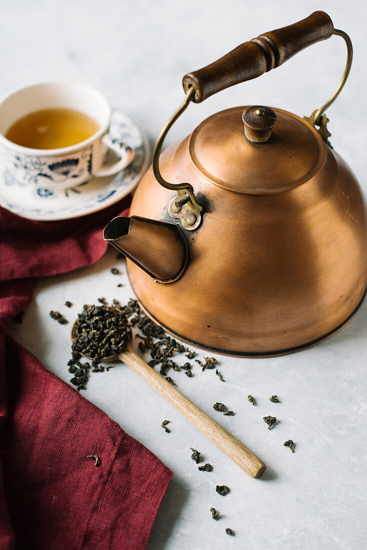 Grüner Tee in Kupferkessel und Teetasse