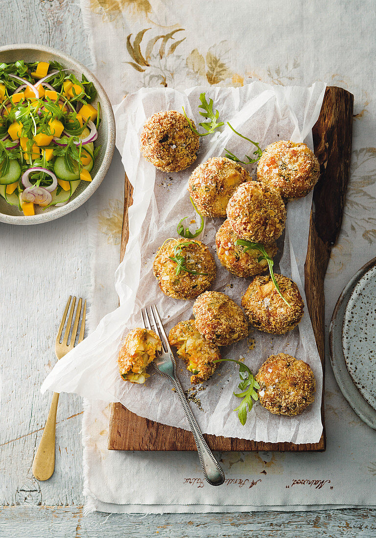 Lachs-Kartoffel-Puffer mit Mangosalat