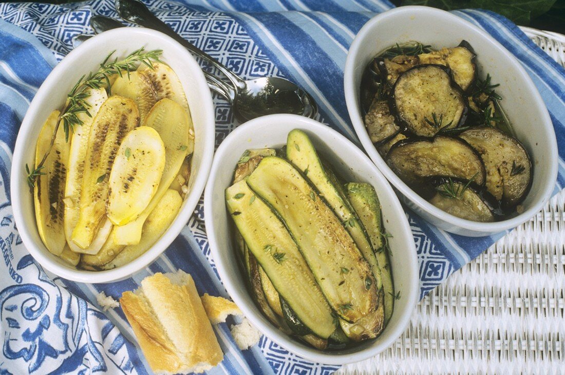 Gegrillte, marinierte Auberginen & gelbe & grüne Zucchini