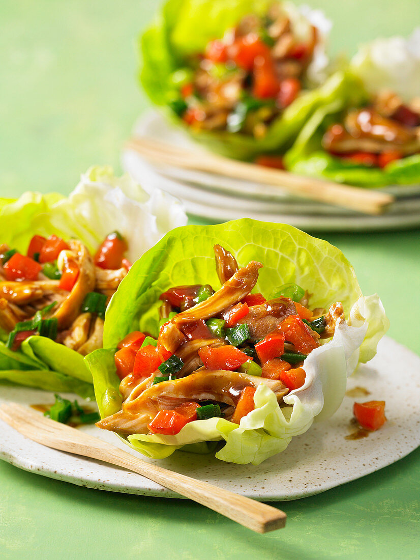 Hoisin chicken in lettuce leaves (Asia)