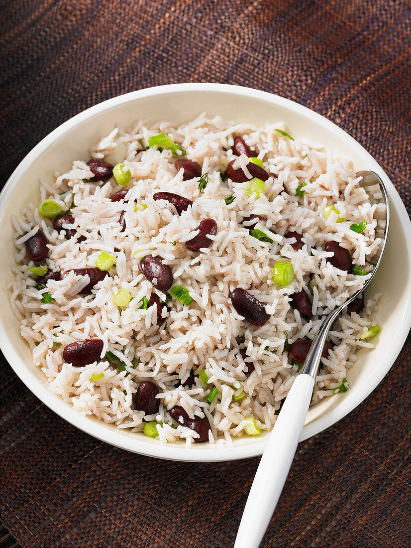 Reis mit Bohnen und Frühlingszwiebeln (Jamaika)