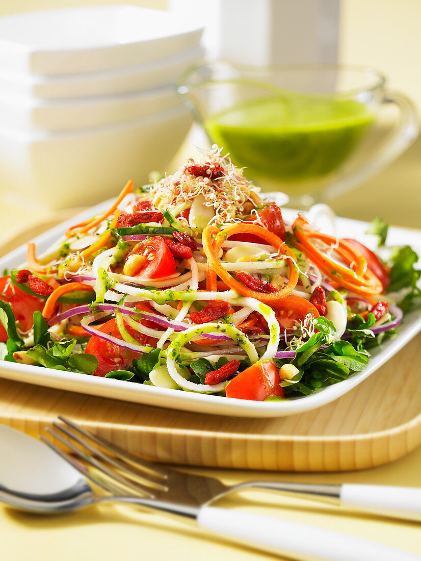 Bunter Salat mit Gemüsespiralen