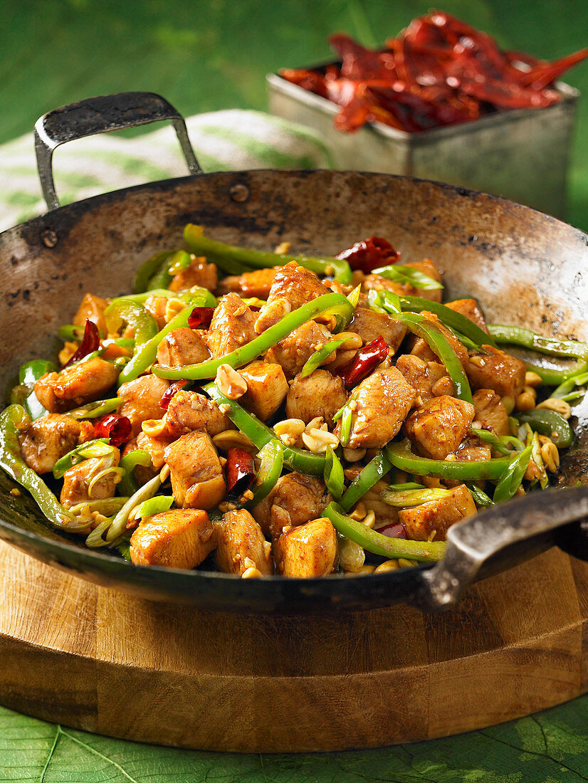 Kung Pao Hähnchen mit Gemüse und … – Bild kaufen – 12408314 Image ...