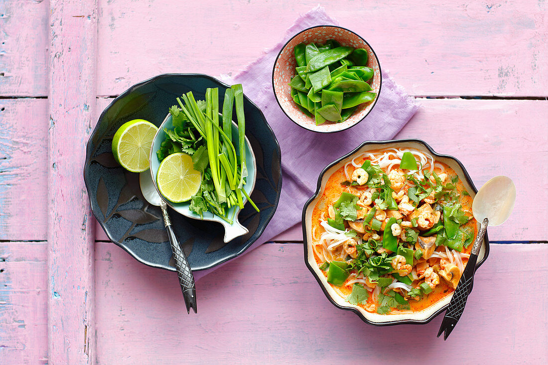 Thai curry with shrimps, mushrooms and rice tagliatelle