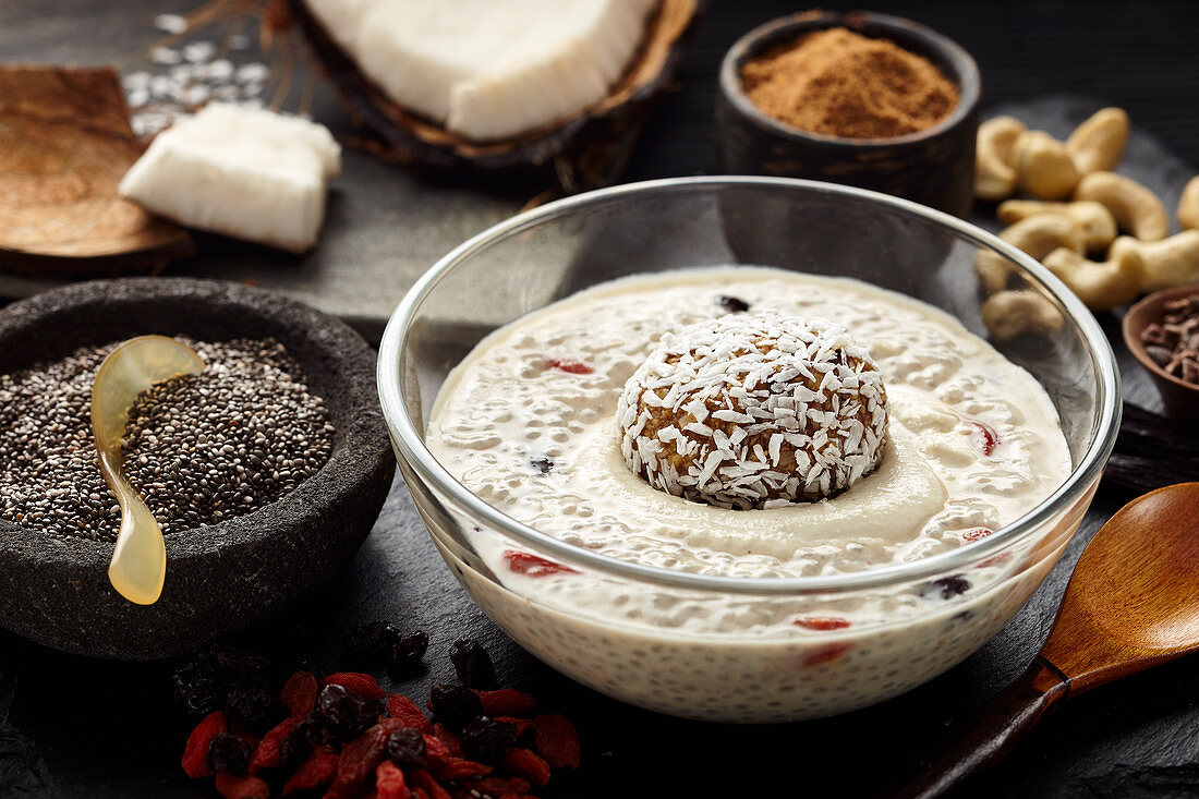 Veganes Chia-Dessert mit Goji Beeren und Kokosbällchen