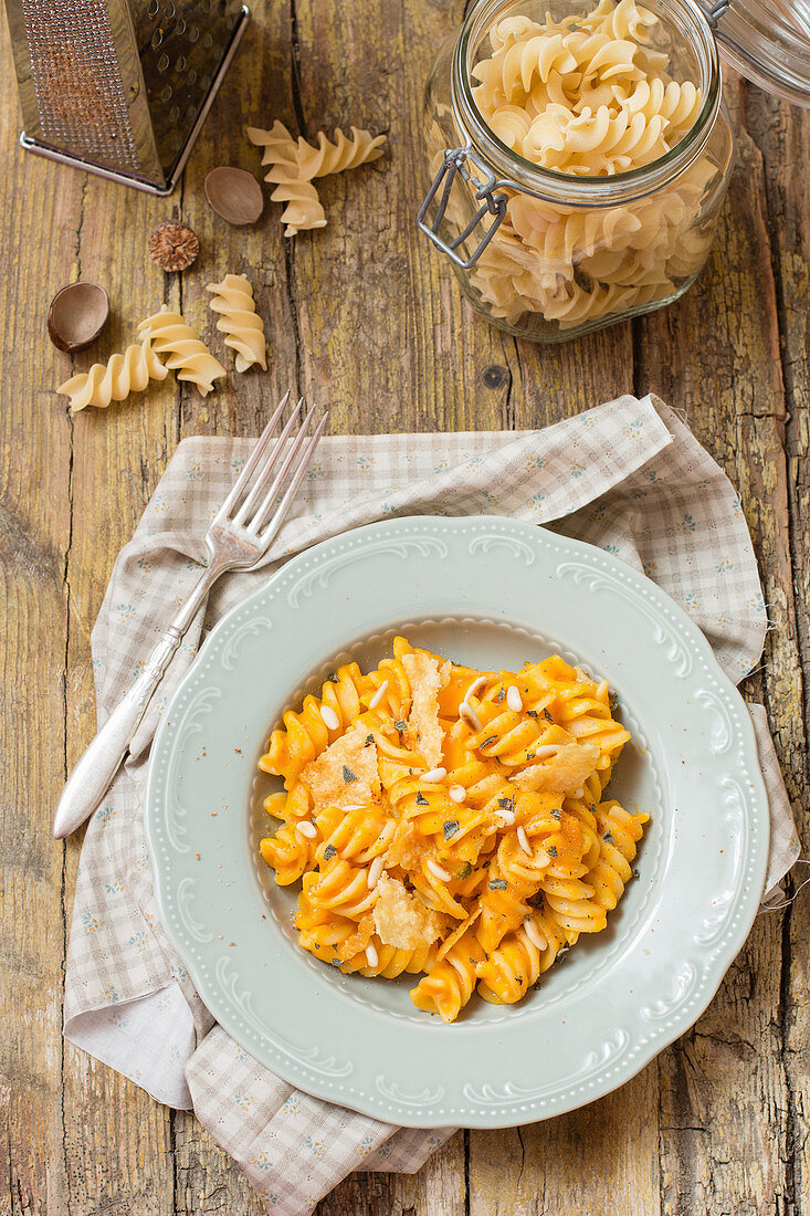 Spiralnudeln mit Tomatensauce und Pinienkernen (Italien)