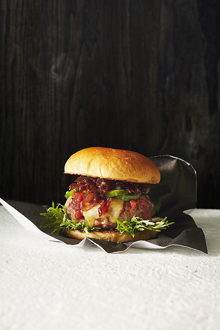 Klassischer Burger mit Essiggurken und Zwiebelmarmelade