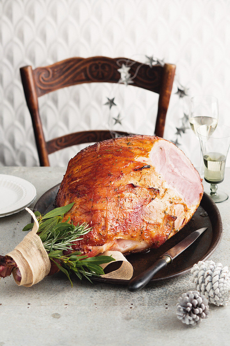 Weihnachtsschinken mit Aprikosenglasur, Brandy und Rosmarin