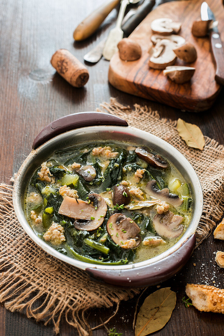 Suppe mit Champignons, Wurst und Grünkohl