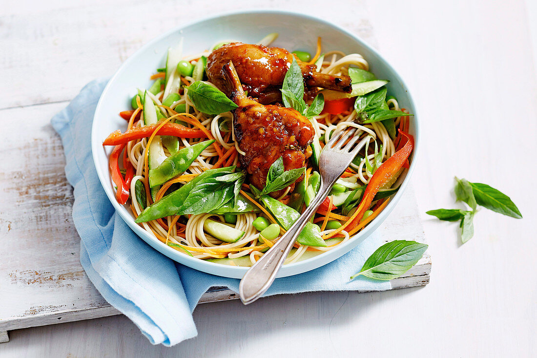 Sobanudelsalat mit glasierten Hähnchenkeulen