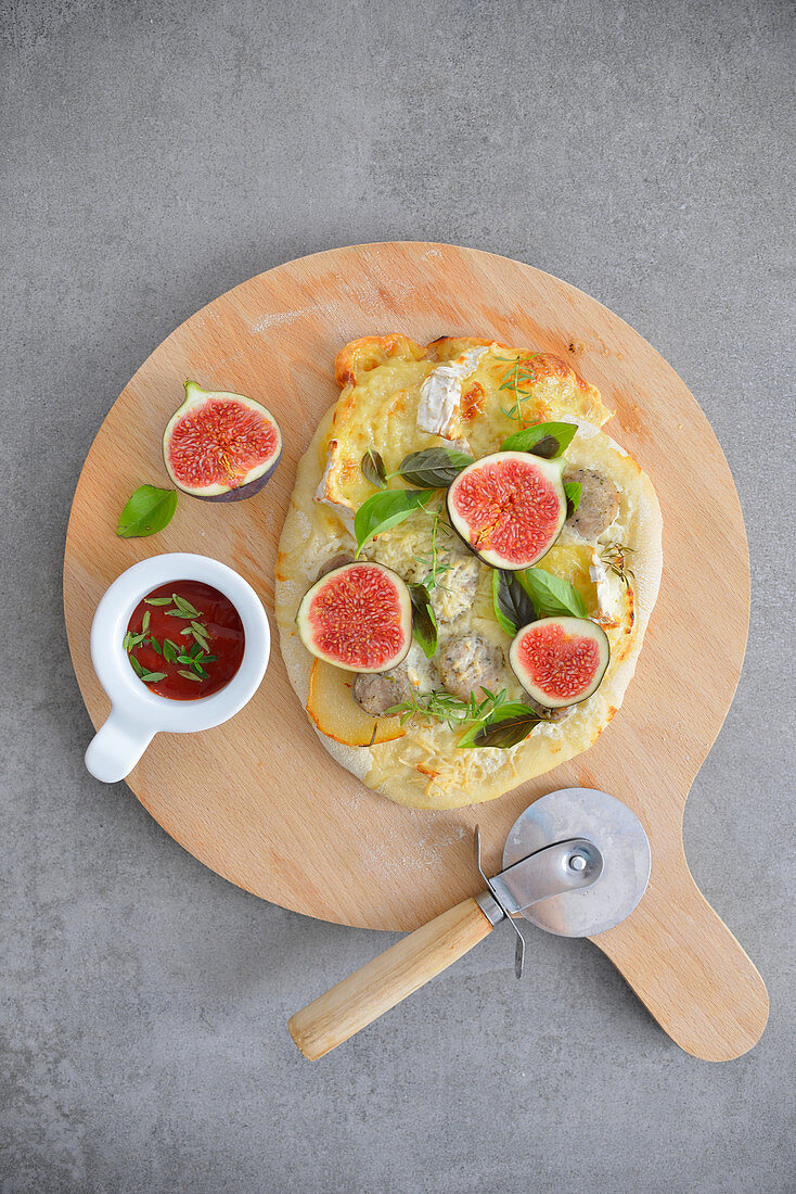 Pizza with figs pears and French cheese