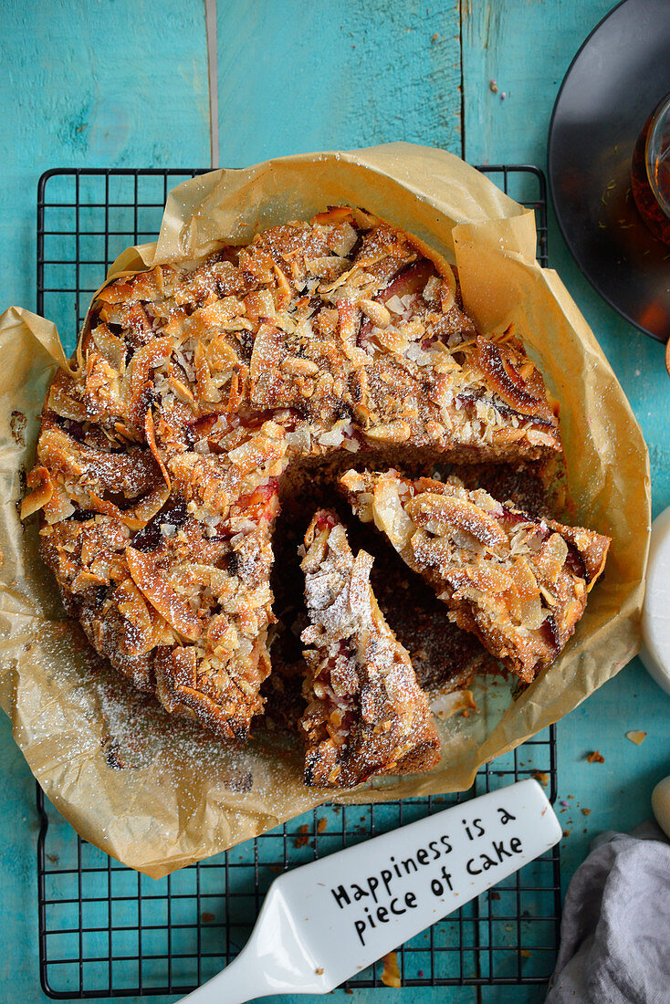 Herbstkuchen mit Pflaumen und Kokosnuss, angeschnitten