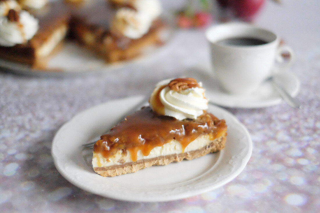 Stück Apfel-Karamell-Cheesecake