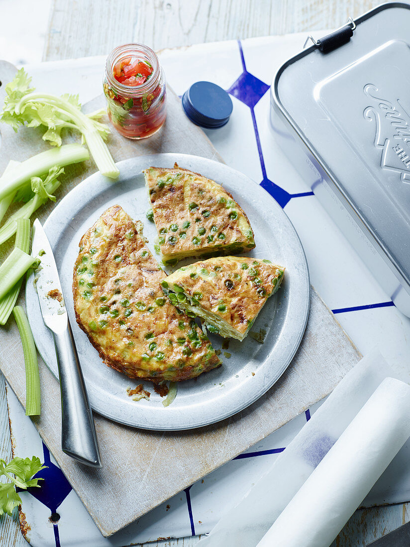 Erbsen-Tortilla mit Tomatensalsa zum Mitnehmen