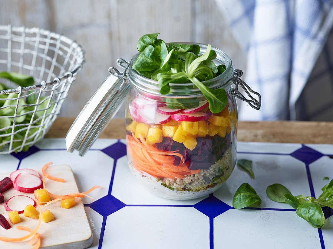 Rainbow-Salat im Glas zum Mitnehmen