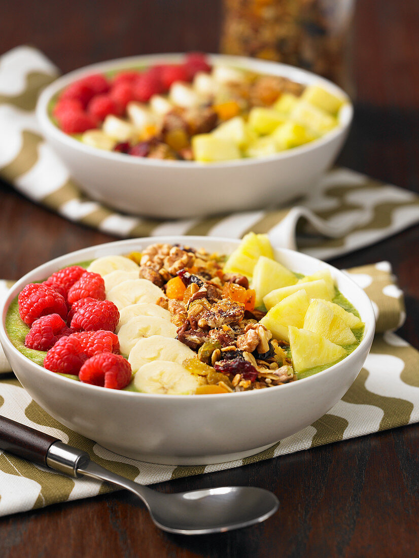 Superfood Smoothie Bowl mit Früchten und Cerealien