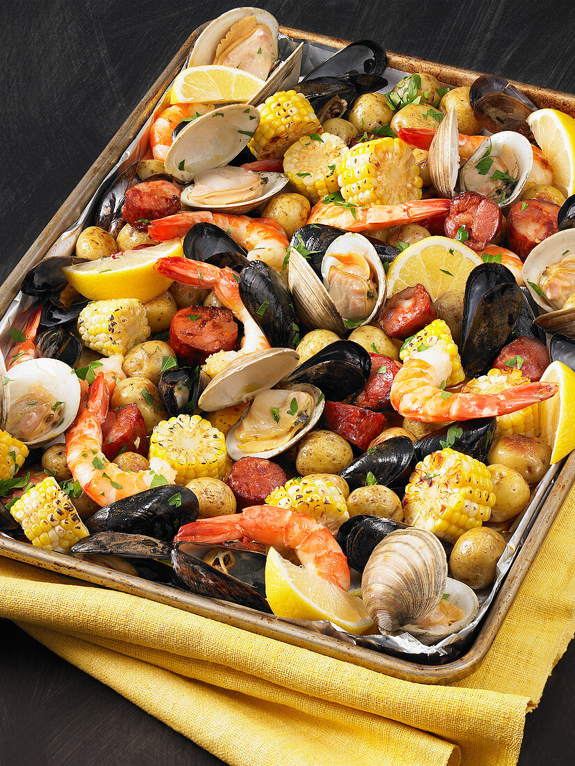 Clam bake on an oven tray (USA)