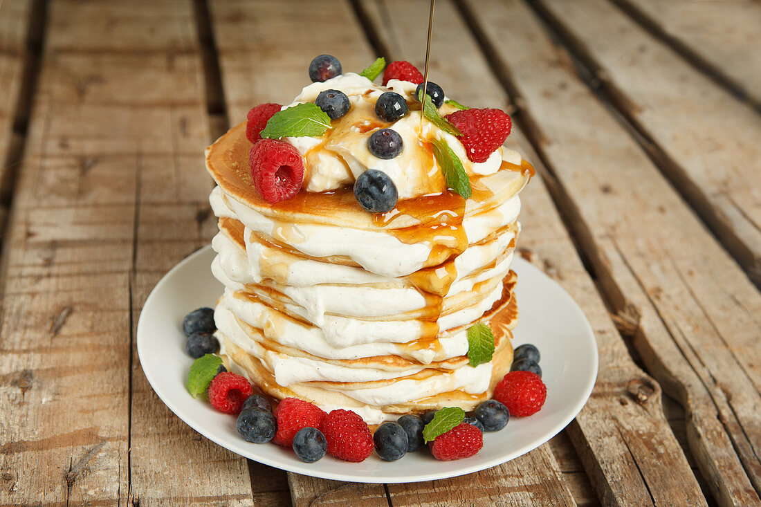 Pancake-Torte mit Orangencreme, Ahornsirup und Beeren