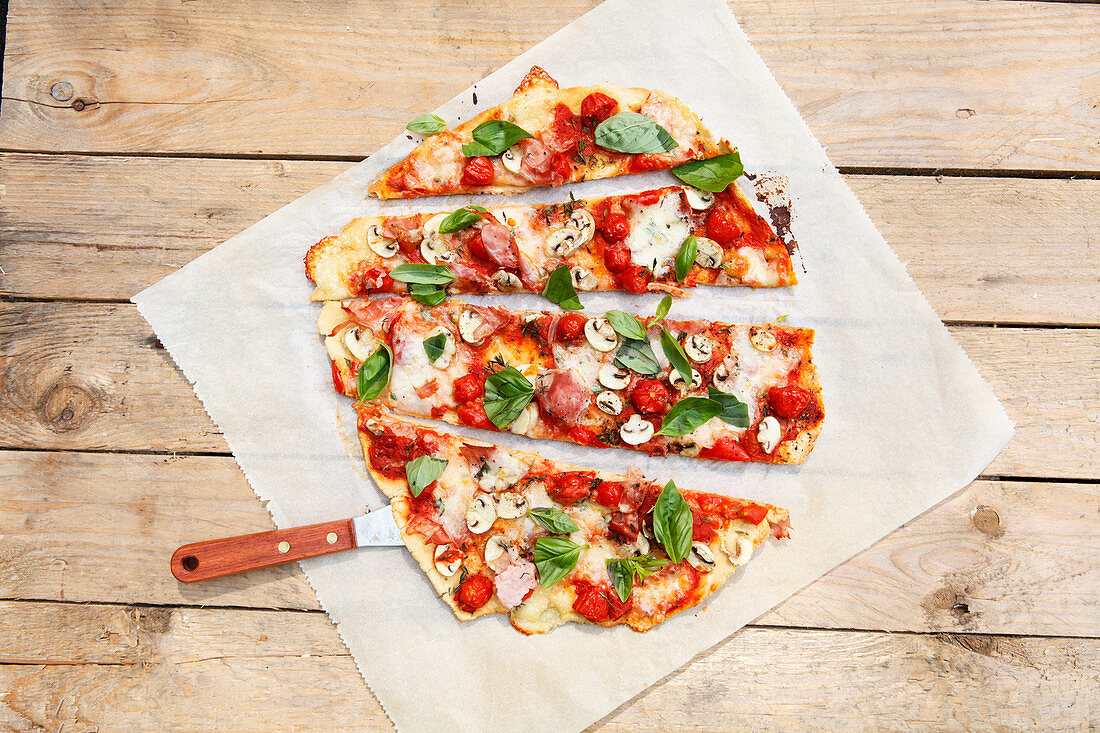 Glutenfreie Pizza mit Pilzen und Schinken