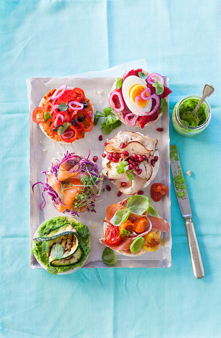 Diät-Häppchen mit Reiswaffeln und verschiedenen Toppings