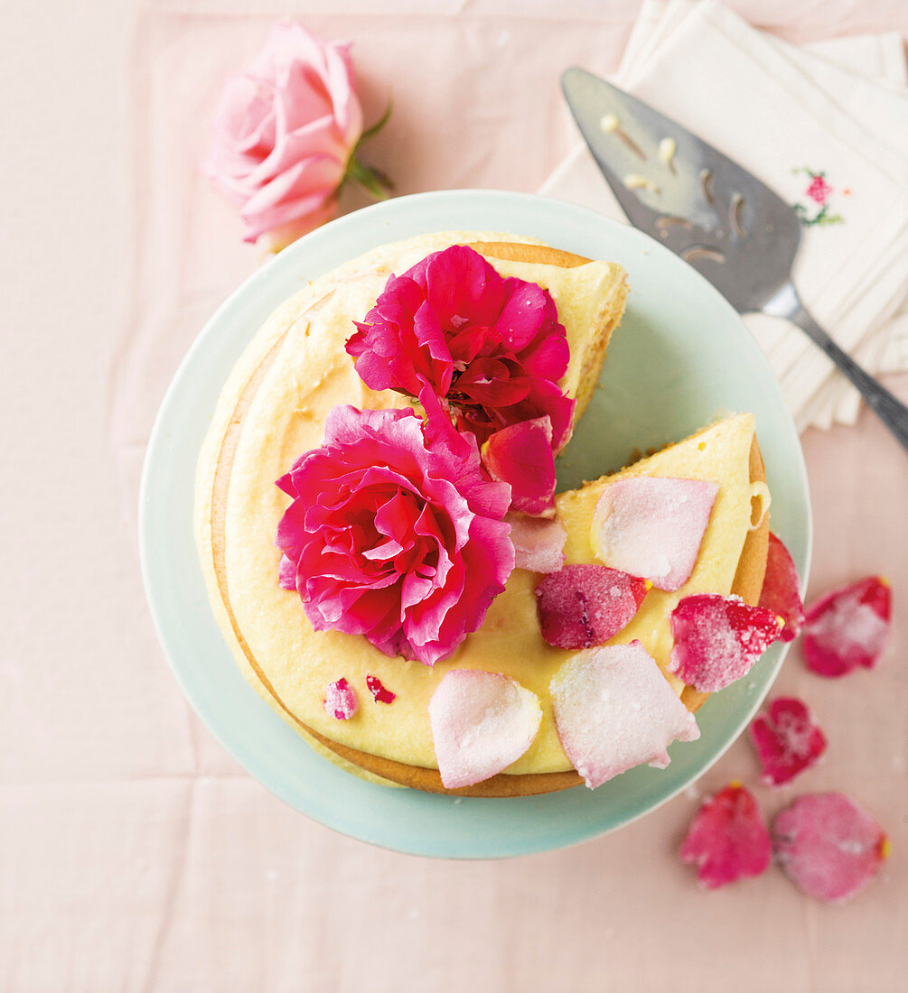 Rosencremetorte mit kandierten Rosenblütenblättern