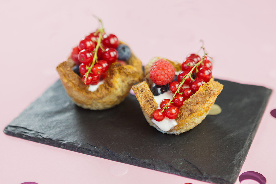 French Toast Muffins mit Joghurt und Beeren