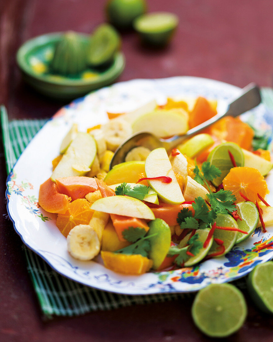 Tropischer Fruchtsalat mit Chili und Limetten