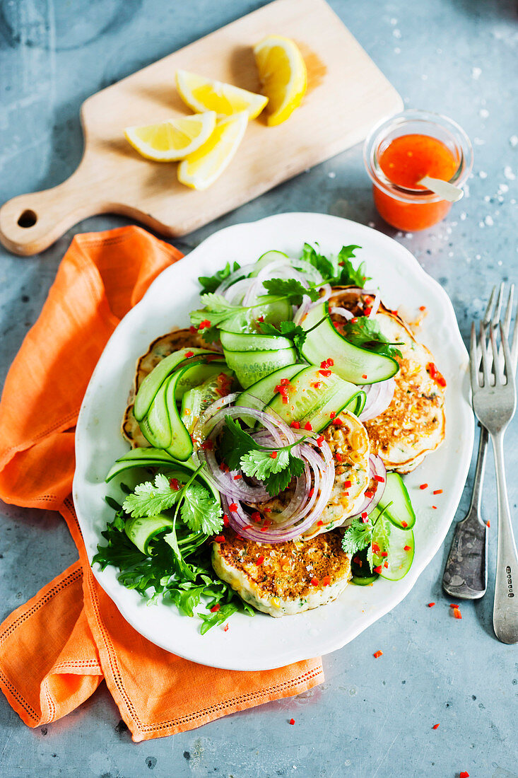 Mais-Fritters mit Gurkensalat