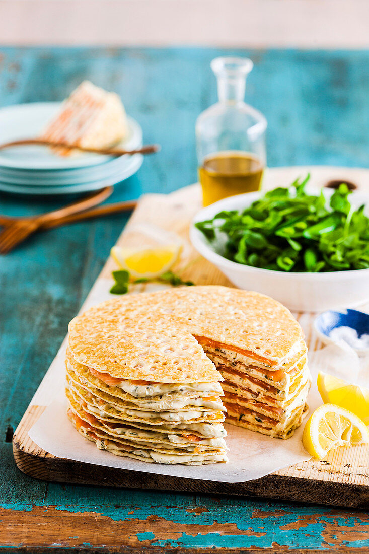 Pfannkuchentorte mit Räucherlachs und Mascarpone