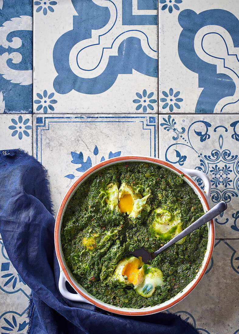 Green shakshuka with spinach and herbs