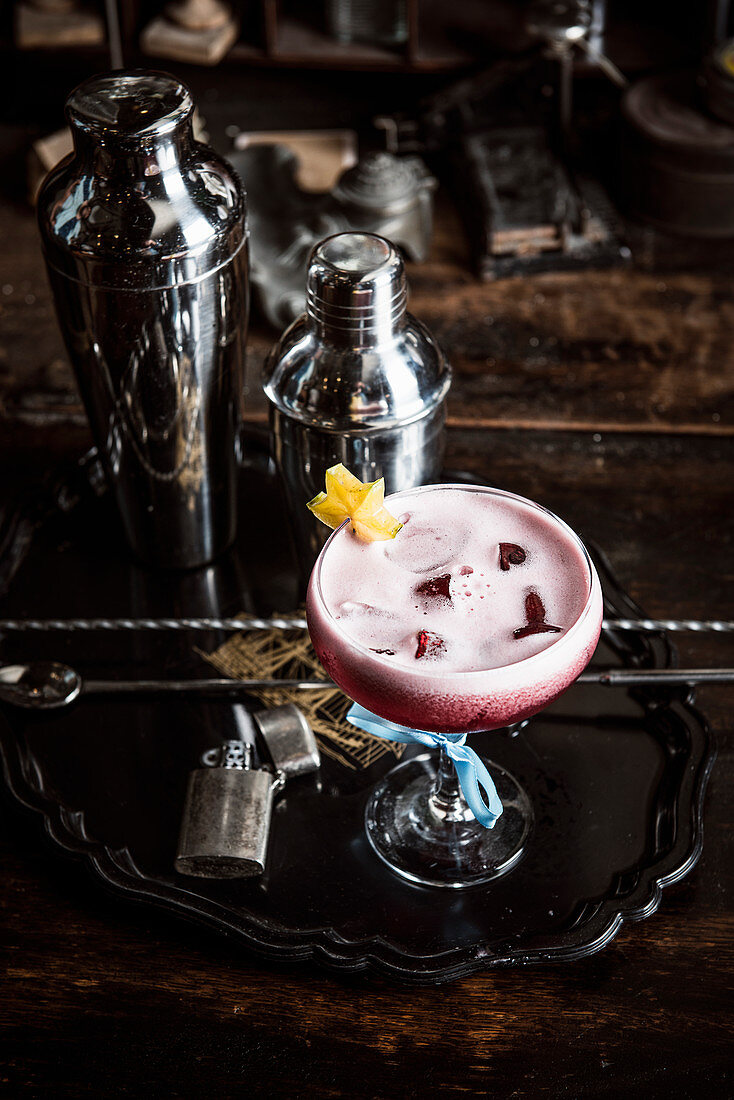 Cocktail mit Schaumwein und Karambole
