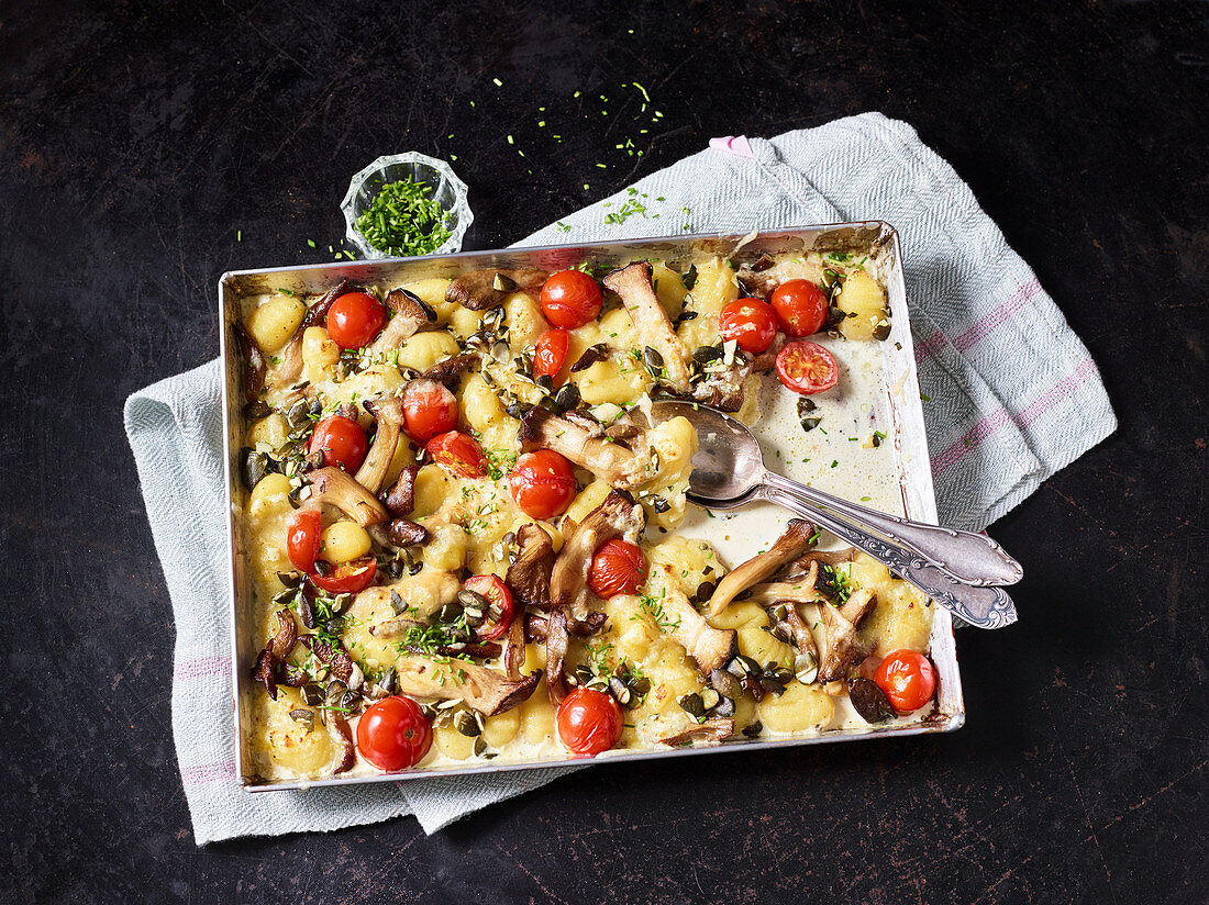 Oven-baked vegetarian gnocchi with Appenzeller cheese, mushrooms and tomatoes