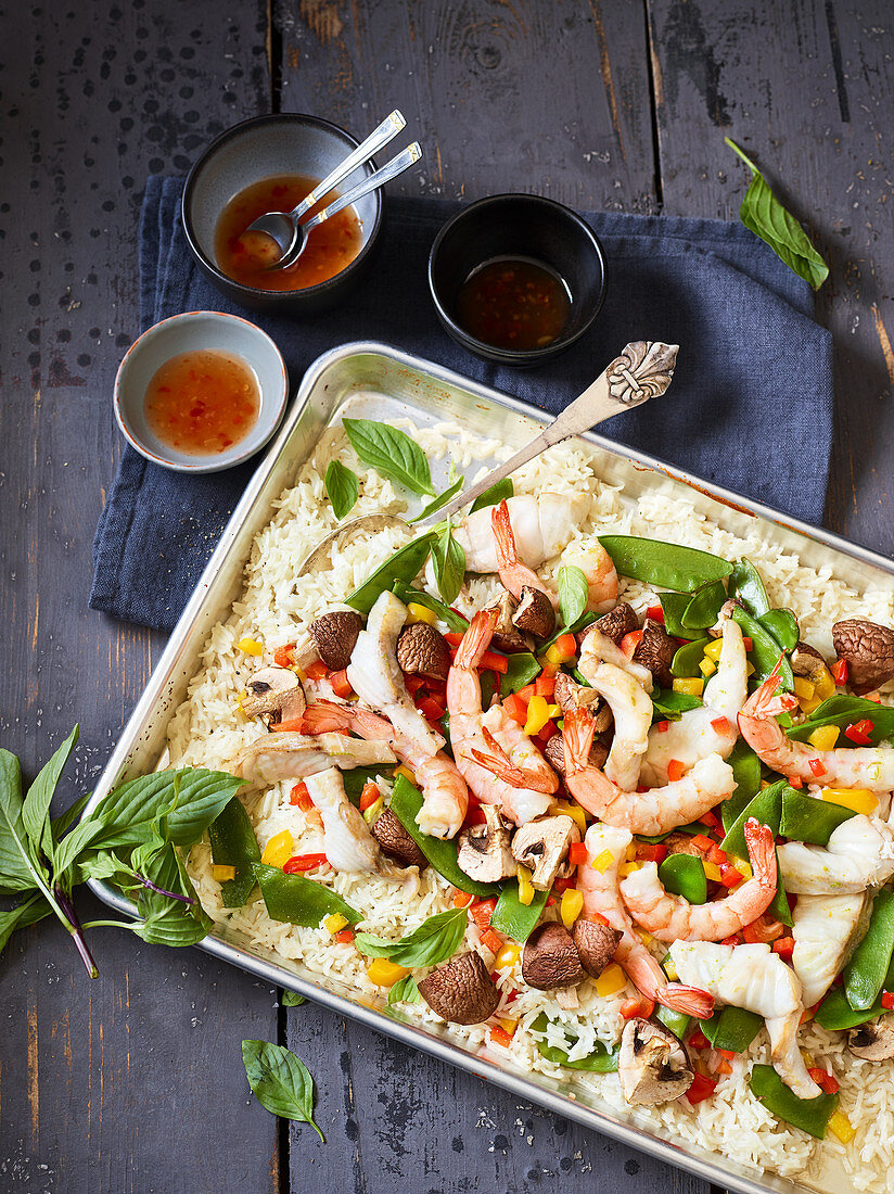 Thai-Blech mit Garnelen, Gemüse, Pilzen und Reis aus dem Ofen (Asien)