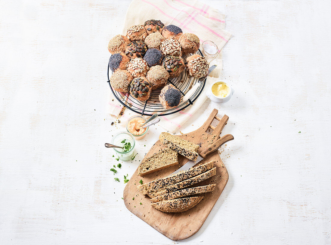 Seeded bread roll 'sun' and unleavened buttermilk bread